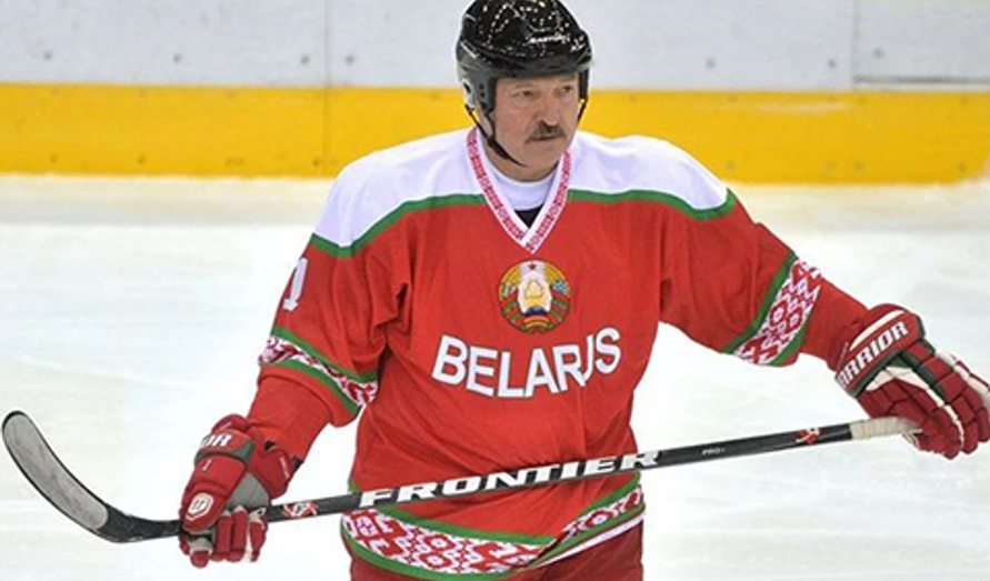 150-кілограмовий Лукашенко гепнувся на льоду і не зміг підвестися